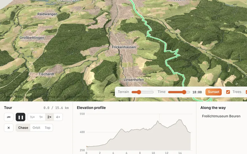 Die Tour läuft: die Kamera folgt der Route durchs Gelände, unten Abspielknöpfe und das Höhenprofil